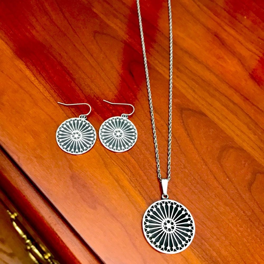 Silver handmade 8” circle pendant w earrings